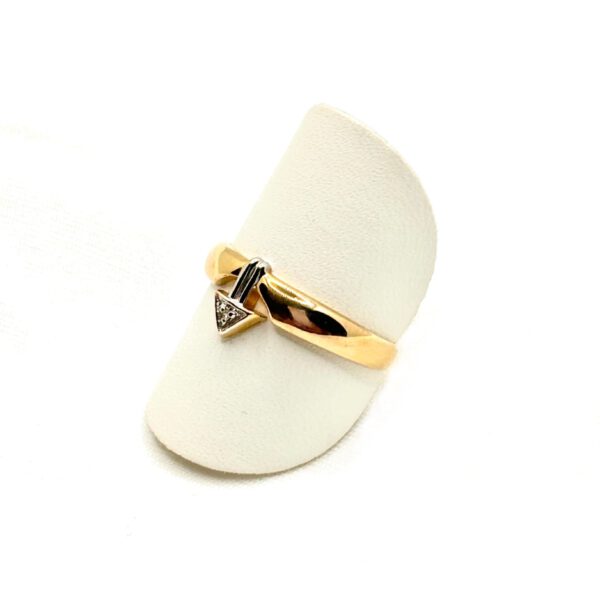 Goldring mit Pfeilmuster und Diamanten