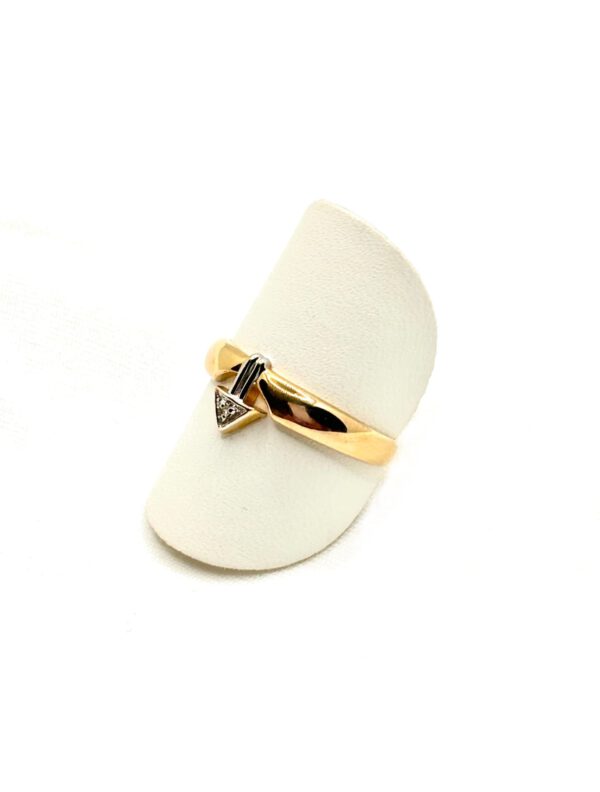 Goldring mit Pfeilmuster und Diamanten