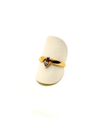 Goldring mit Pfeilmuster und Diamanten
