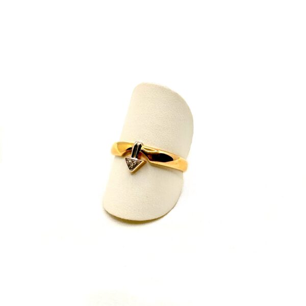 Goldring mit Pfeilmuster und Diamanten